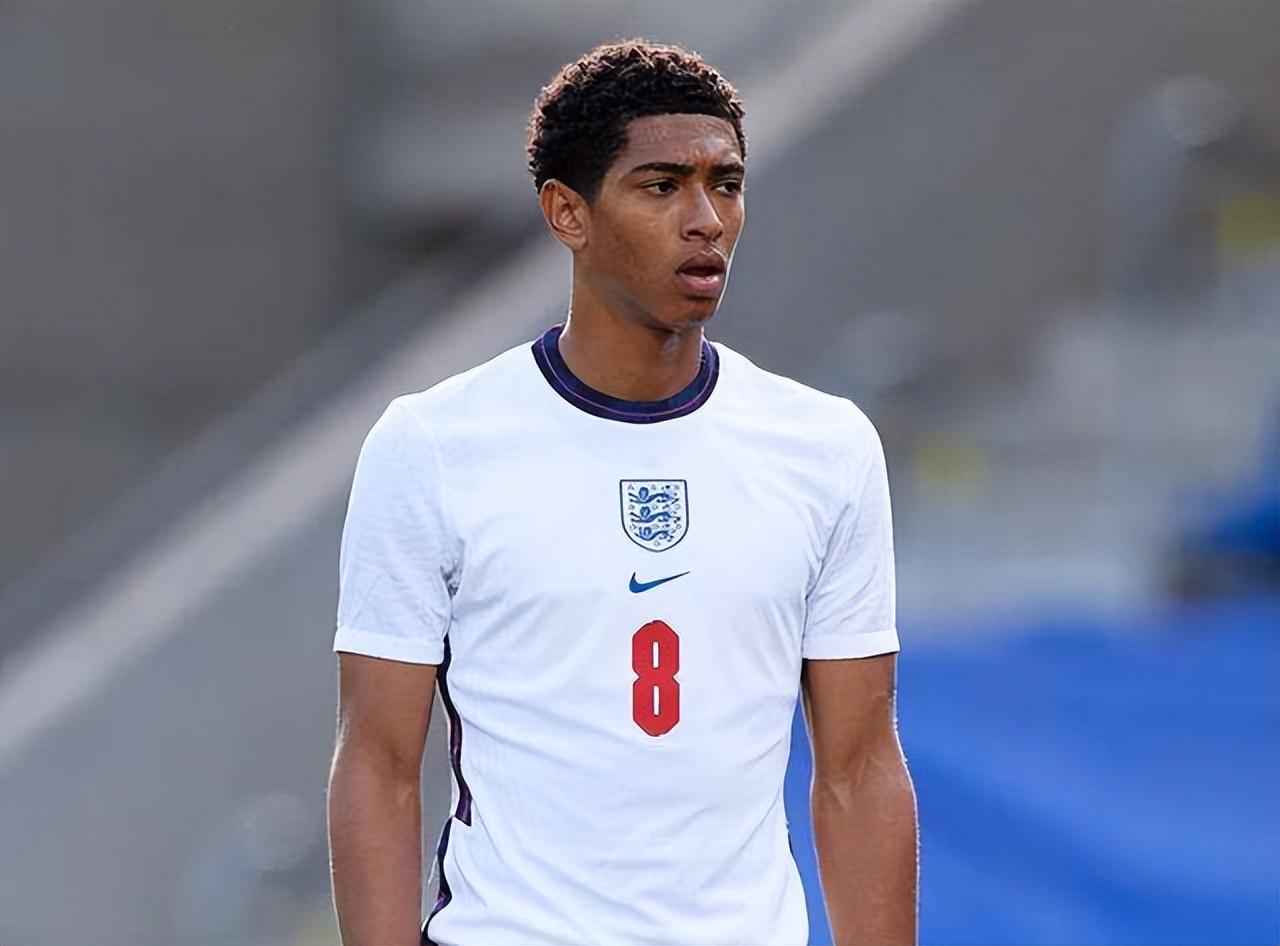 追平切尔西升英超第6！B费2射1传一战造2大神迹，曼联4-1复仇狼队