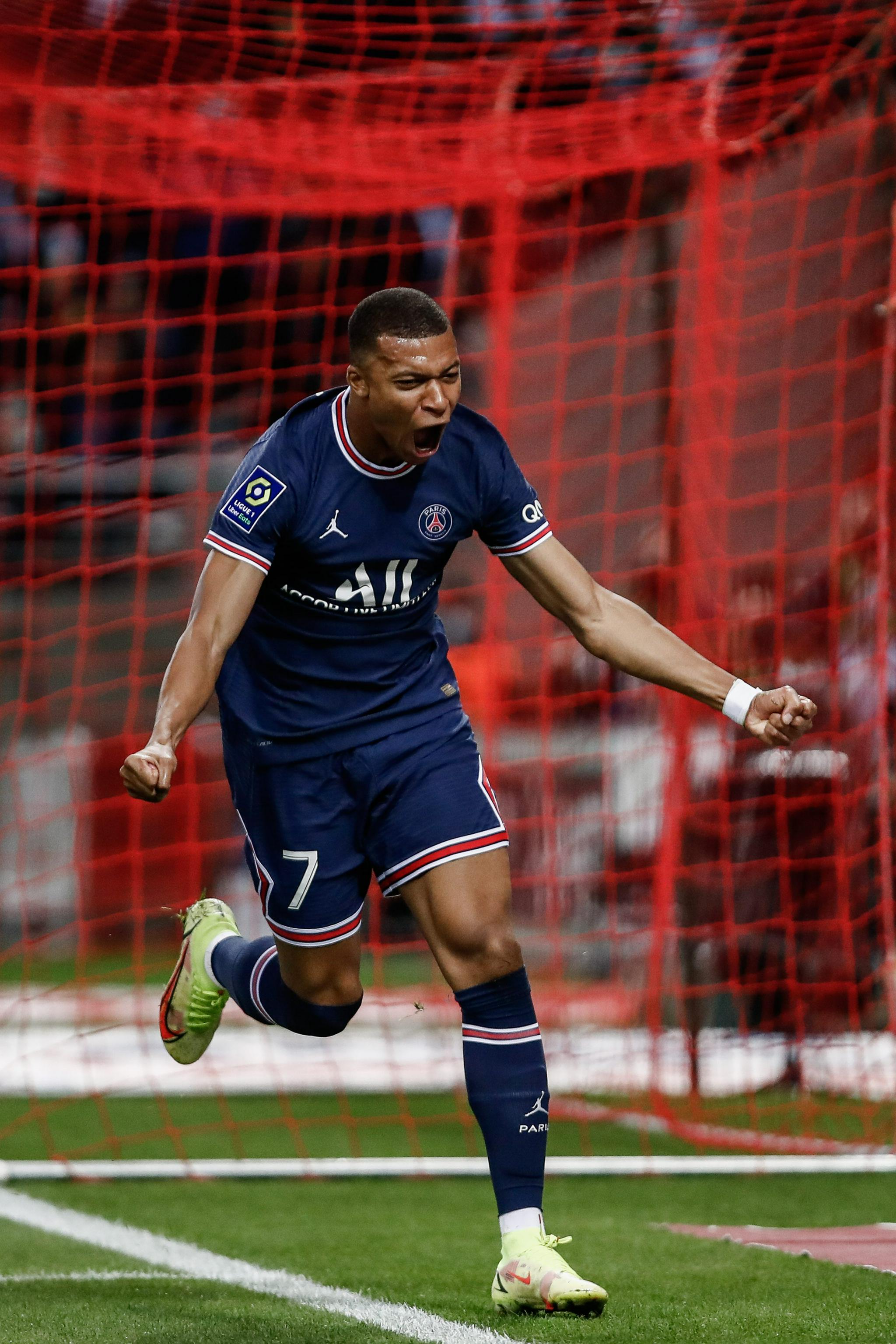 英超-利物浦1-1桑德兰无缘连胜，范戴克送大礼，维尔茨造乌龙（英超：利物浦1-1桑德兰连胜受阻，范戴克失误送礼，维尔茨逼出乌龙）