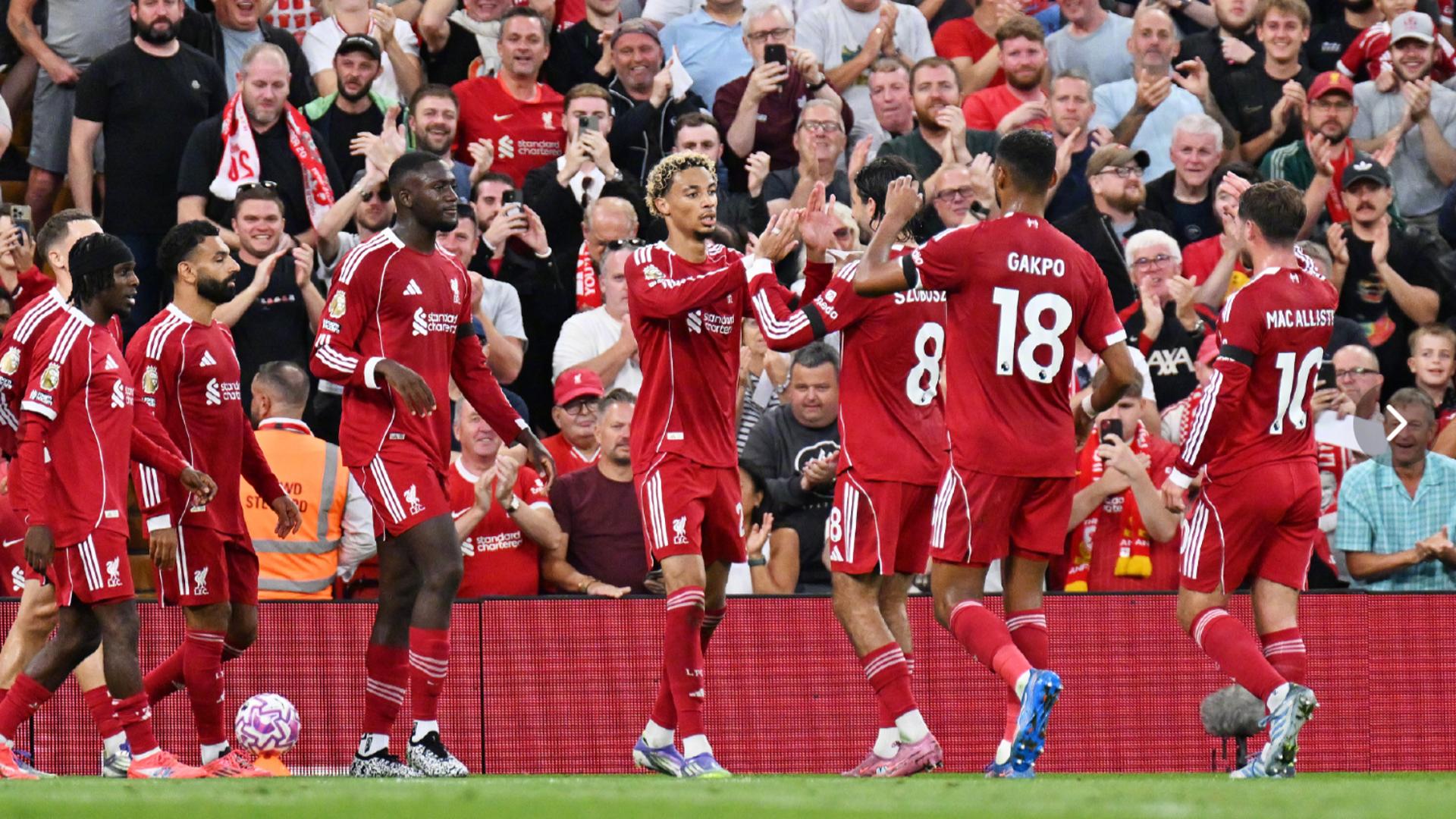 1996年，55岁的贝利还在踢足球（1996年，55岁的贝利依旧征战绿茵场）