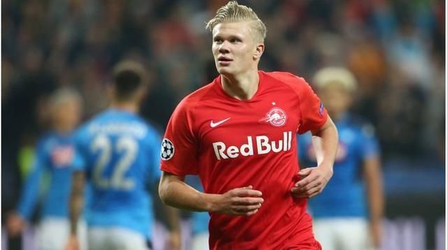 女生打高尔夫打中野鸭，鸭在湖中走，高尔夫从天上来