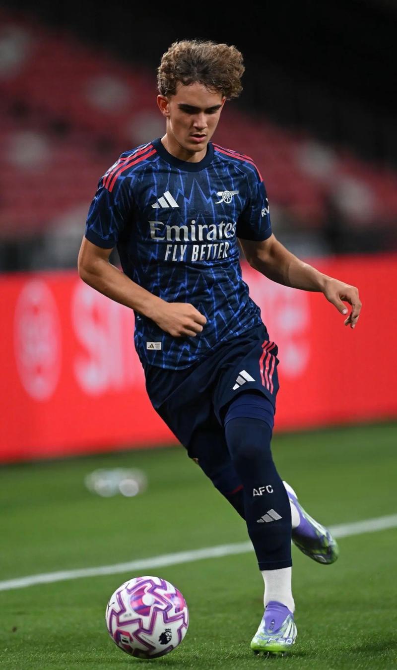 曼城大胜桑德兰，积分榜差距缩小