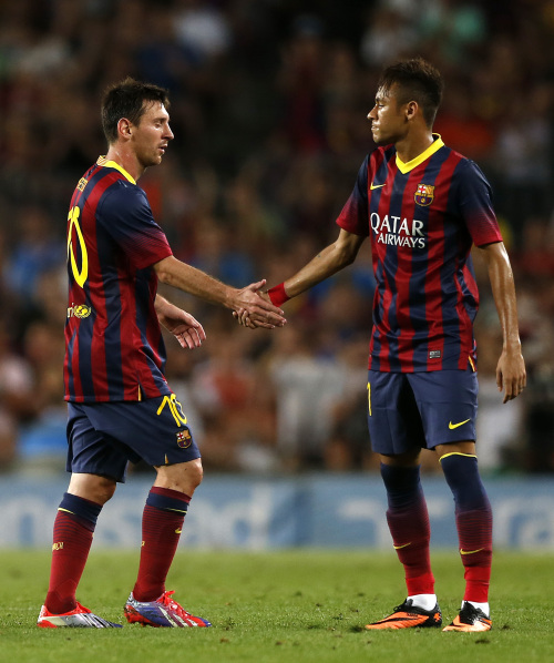 欧冠进球榜更新：莱万连续进球,（欧冠射手榜最新：莱万连场破门）