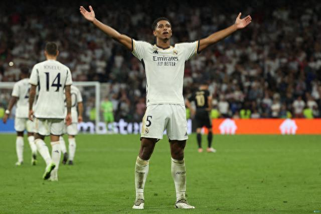 梅西：现代足球的永恒传奇