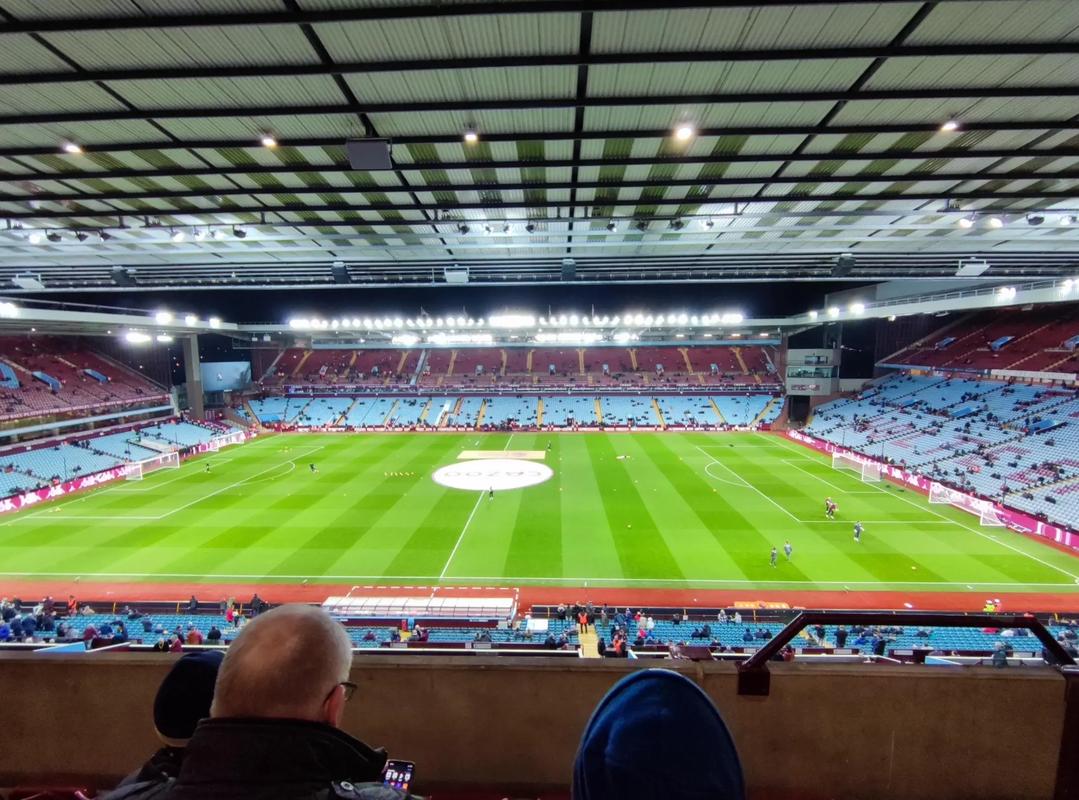 世体：奥尔莫左肩脱臼恢复良好，预计伤缺一个月