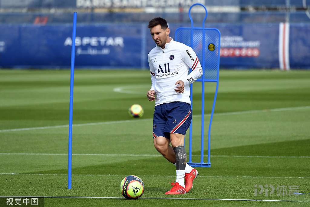 主裁：夸安萨拉拽丘库埃梅卡没判罚？这是极轻微、无效的拉拽